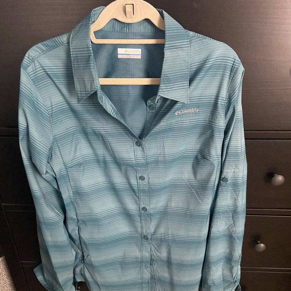 Columbia Omnishade long sleeve button down shirt.